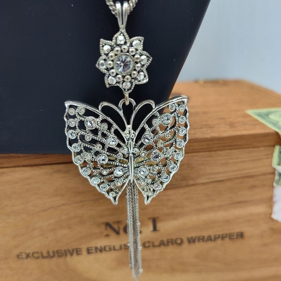 VINTAGE Beautiful Silver & Rhinestone Butterfly Double Pendant Necklace, EUC - Picture 4 of 6